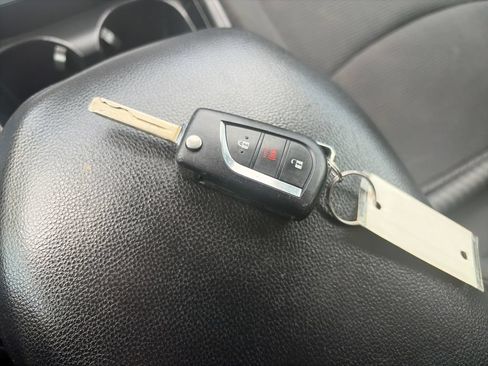 Used 2019 Toyota RAV4 LE FWD image 29