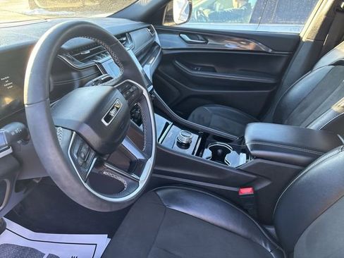 Used 2023 Jeep Grand Cherokee Altitude image 11