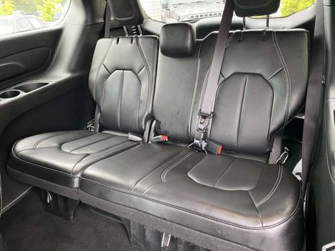 Used 2025 Chrysler Pacifica Select FWD image 12
