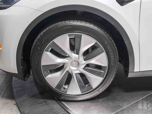Used 2023 Tesla Model Y AWD image 10