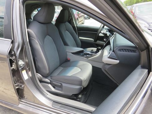 Used 2018 Toyota Camry LE FWD image 11