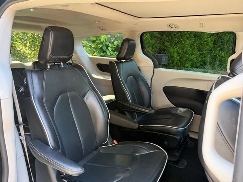 Used 2023 Chrysler Pacifica Limited FWD image 14