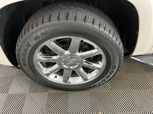 Used 2011 GMC Yukon XL Denali AWD/4WD image 31