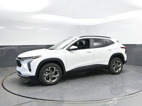 Used 2025 Chevrolet Trax LT w/ LT Convenience Package FWD image 7