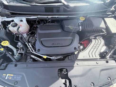 Used 2024 Chrysler Pacifica Touring-L image 45