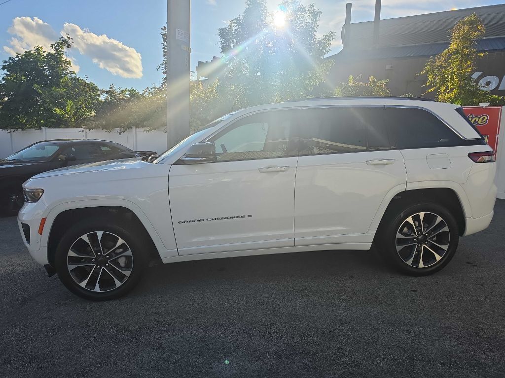 Used 2023 Jeep Grand Cherokee Overland w/ Luxury Tech Group IV AWD/4WD image 12