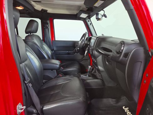 Used 2015 Jeep Wrangler Unlimited Sahara AWD/4WD image 32