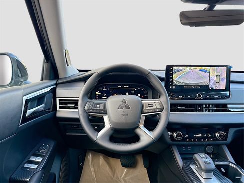 New 2025 Mitsubishi Outlander SE image 24