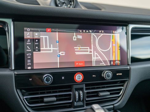 Certified 2025 Porsche Macan image 16