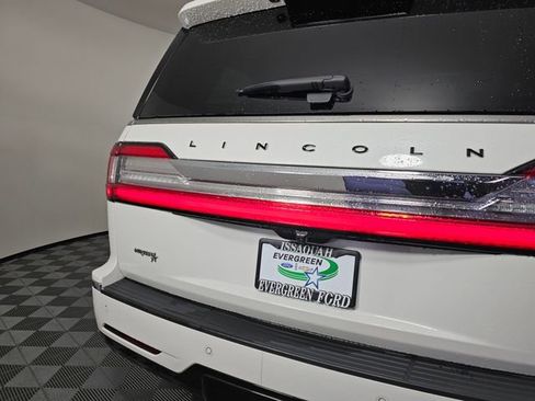 Used 2020 Lincoln Navigator Black Label w/ Cargo Convenience Package image 17