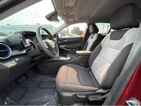 Used 2024 Chevrolet Trax LS w/ LS Convenience Package FWD image 17