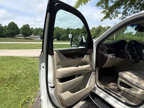 Used 2017 Cadillac Escalade Luxury AWD/4WD image 9