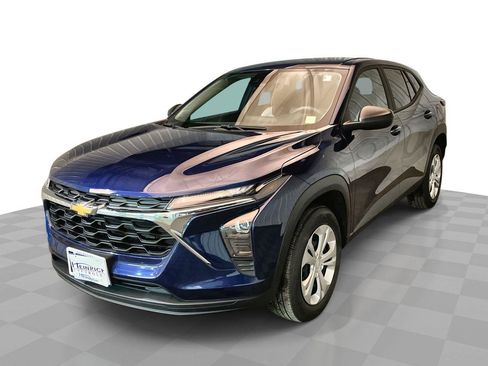 Used 2024 Chevrolet Trax LS w/ Driver Confidence Package FWD image 1