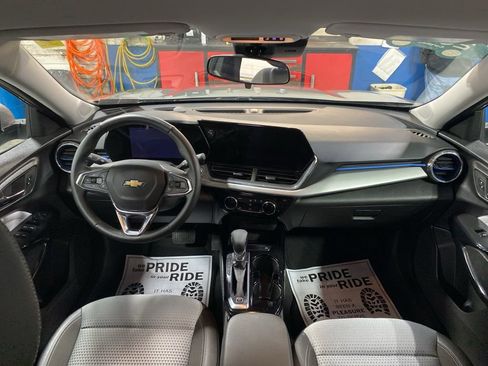 Certified 2025 Chevrolet Trax LT w/ LT Convenience Package image 17