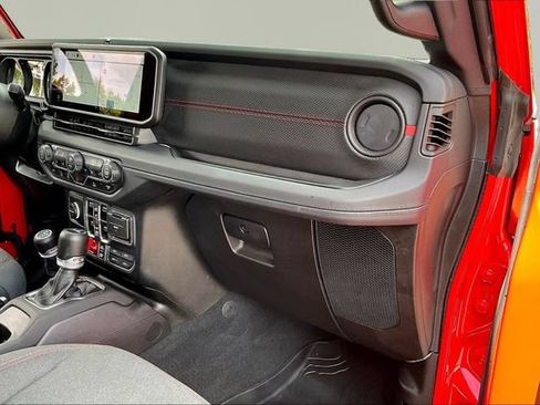 Used 2024 Jeep Gladiator Rubicon w/ Convenience Group AWD/4WD image 18
