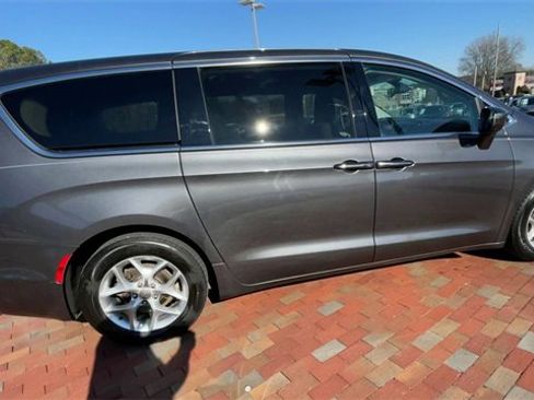 Used 2018 Chrysler Pacifica Touring Plus image 2