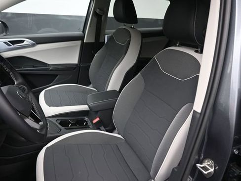 New 2026 Volkswagen Taos SE FWD image 19