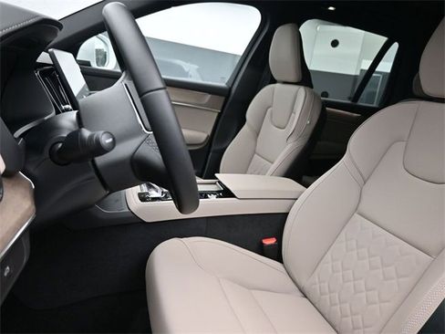 New 2026 Volvo XC90 B6 Core image 9