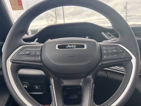 Used 2025 Jeep Grand Cherokee Laredo X image 21