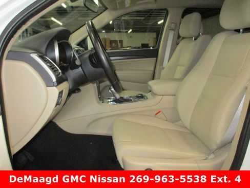 Used 2020 Jeep Grand Cherokee Laredo image 16