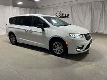 Used 2025 Chrysler Pacifica Select