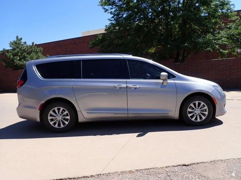 Used 2018 Chrysler Pacifica Touring-L FWD image 14
