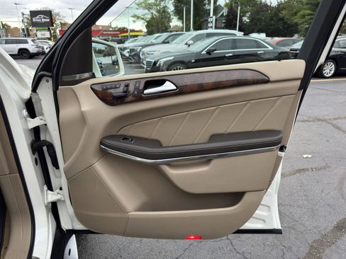 Used 2014 Mercedes-Benz GL 550 4MATIC image 37