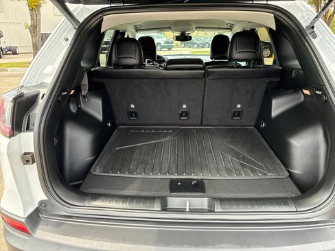 Used 2023 Jeep Cherokee Altitude Lux w/ Mopar Interior Package AWD/4WD image 9