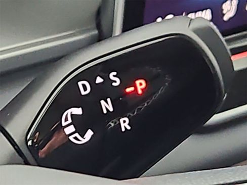 New 2025 Volkswagen Tiguan SE image 34