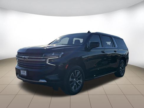 Used 2024 Chevrolet Suburban LT w/ LT Signature Plus Package AWD/4WD image 3
