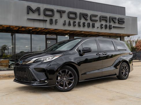 Used 2023 Toyota Sienna XSE image 1