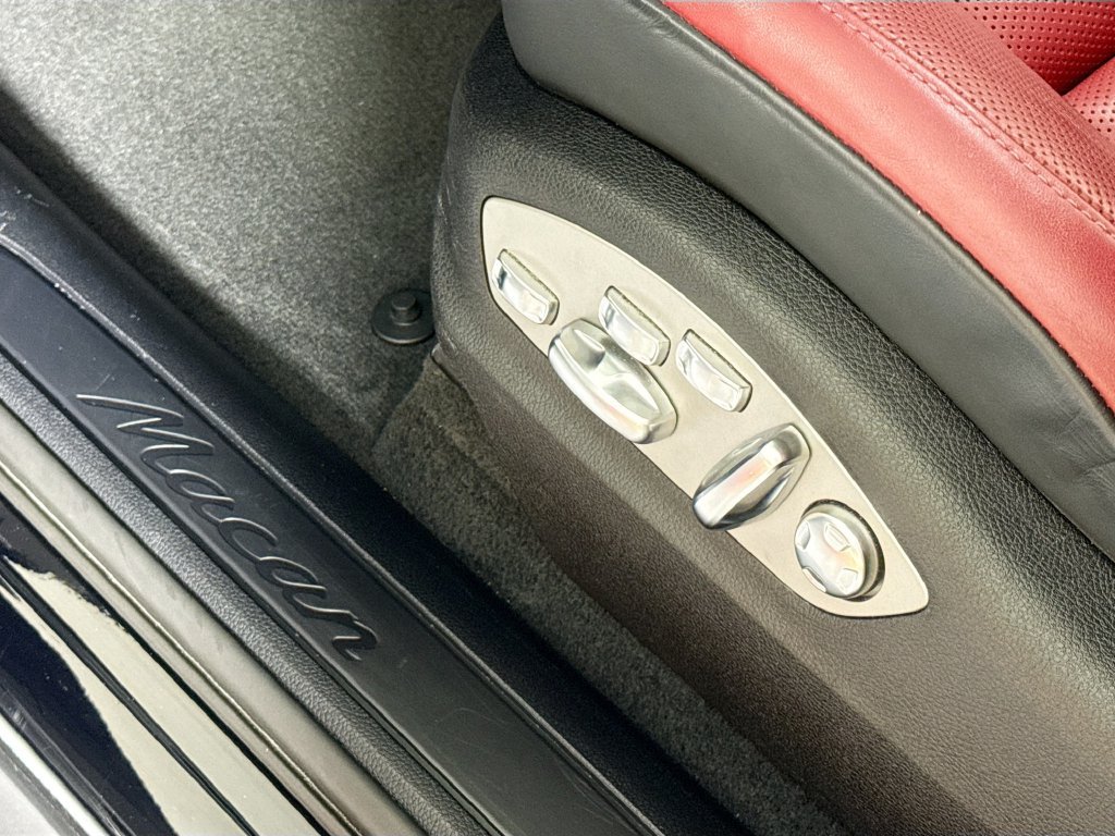 Certified 2023 Porsche Macan AWD/4WD image 25
