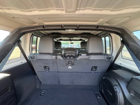 Used 2018 Jeep Wrangler Unlimited Sahara AWD/4WD image 28