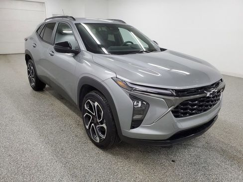 Certified 2025 Chevrolet Trax RS w/ Driver Confidence Package image 3