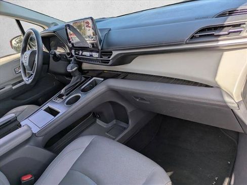 Certified 2022 Toyota Sienna Limited image 25