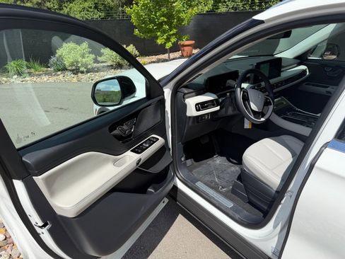 New 2026 Lincoln Aviator AWD image 25