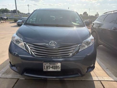 Used 2015 Toyota Sienna XLE w/ XLE Navigation Package FWD image 4