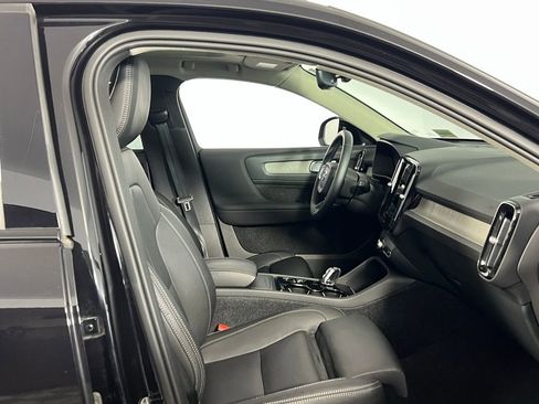 Used 2025 Volvo XC40 B5 Plus image 29