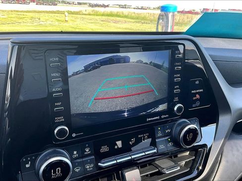 Used 2021 Toyota Highlander XLE AWD/4WD image 19