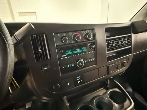 Used 2017 GMC Savana 2500 image 86