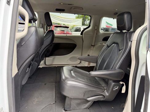 Used 2022 Chrysler Pacifica Touring-L FWD image 14