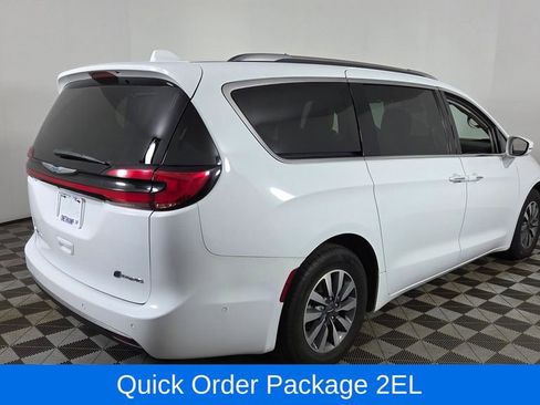 Used 2021 Chrysler Pacifica Touring-L FWD image 8