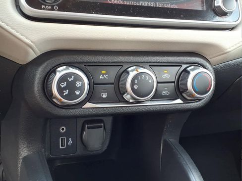 Used 2021 Nissan Versa SV FWD image 11