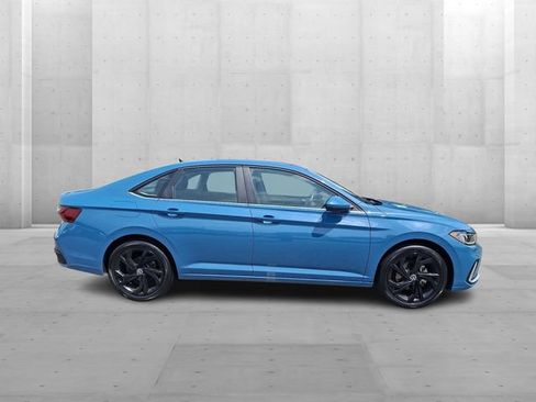 Used 2025 Volkswagen Jetta SE FWD image 7