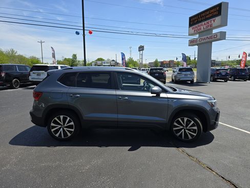 Used 2024 Volkswagen Taos SE w/ Panoramic Sunroof Package FWD image 13