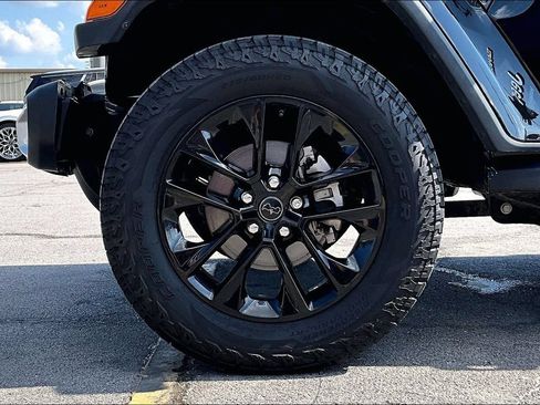 Used 2020 Jeep Wrangler Unlimited Sahara AWD/4WD image 31