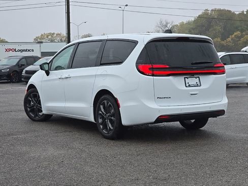 New 2026 Chrysler Pacifica Select image 5