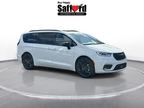 New 2026 Chrysler Pacifica Limited w/ Uconnect Theater Family Group FWD image 10