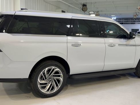 New 2026 Lincoln Navigator L Premier AWD/4WD image 2