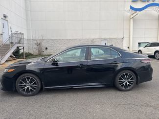 Used 2021 Toyota Camry SE w/ Cold Weather Package video 2
